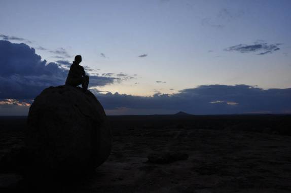 Observando o pôr-do-sol no Lajedo do Pai Mateus, região de Cabaceiras - PB